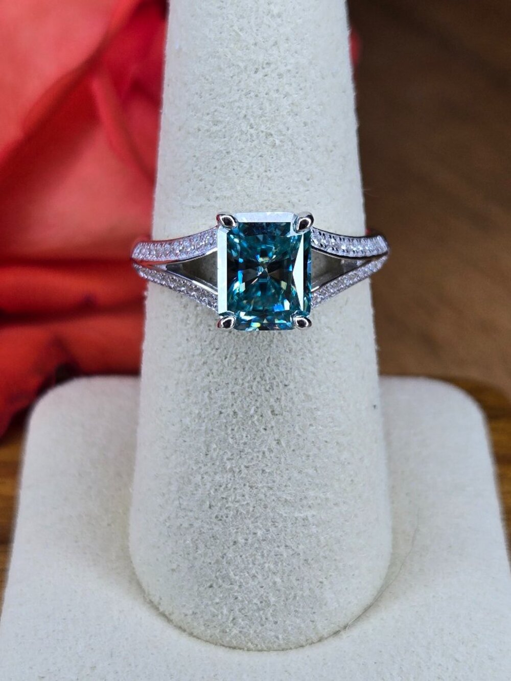 NWOT ~3ct Green Blue Emerald Cut Moissanite Split Shank Ring Size 8 Au750 stamp